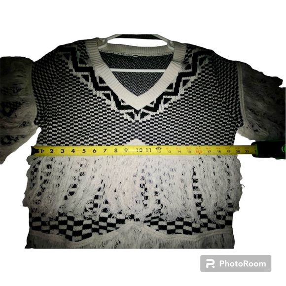 🆕Boho Black & White Checkered Fringe Sweater - Picture 5 of 8